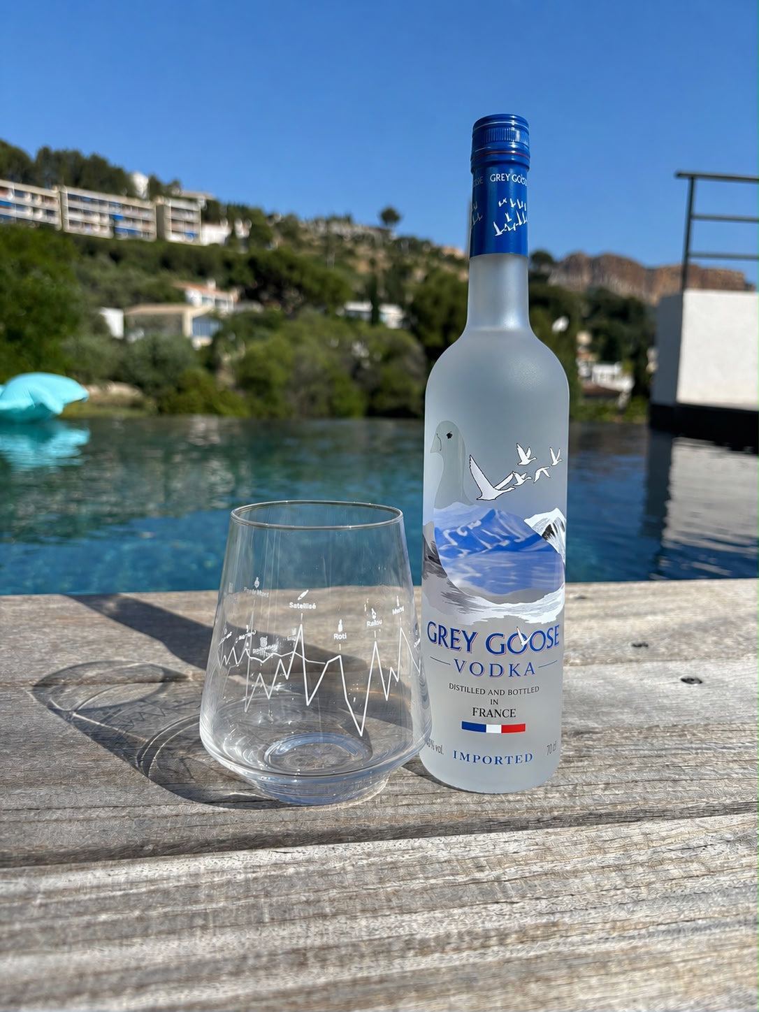 Verre Froid Mort au bord de la piscine sous le soleil