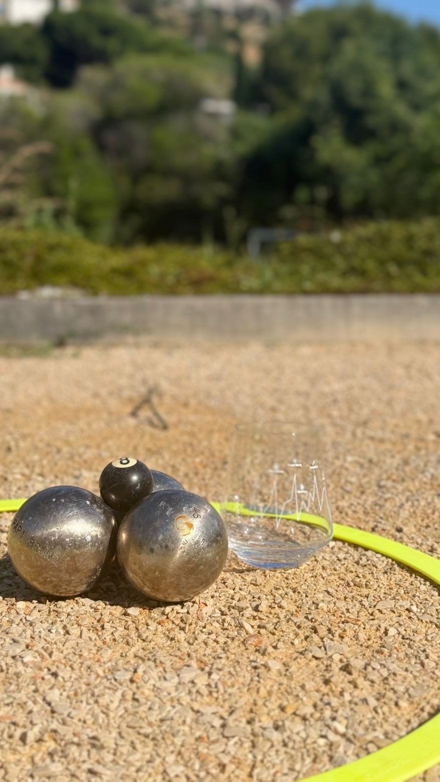 Verre Froid Mort pos&eacute; pr&egrave;s de boules de p&eacute;tanque