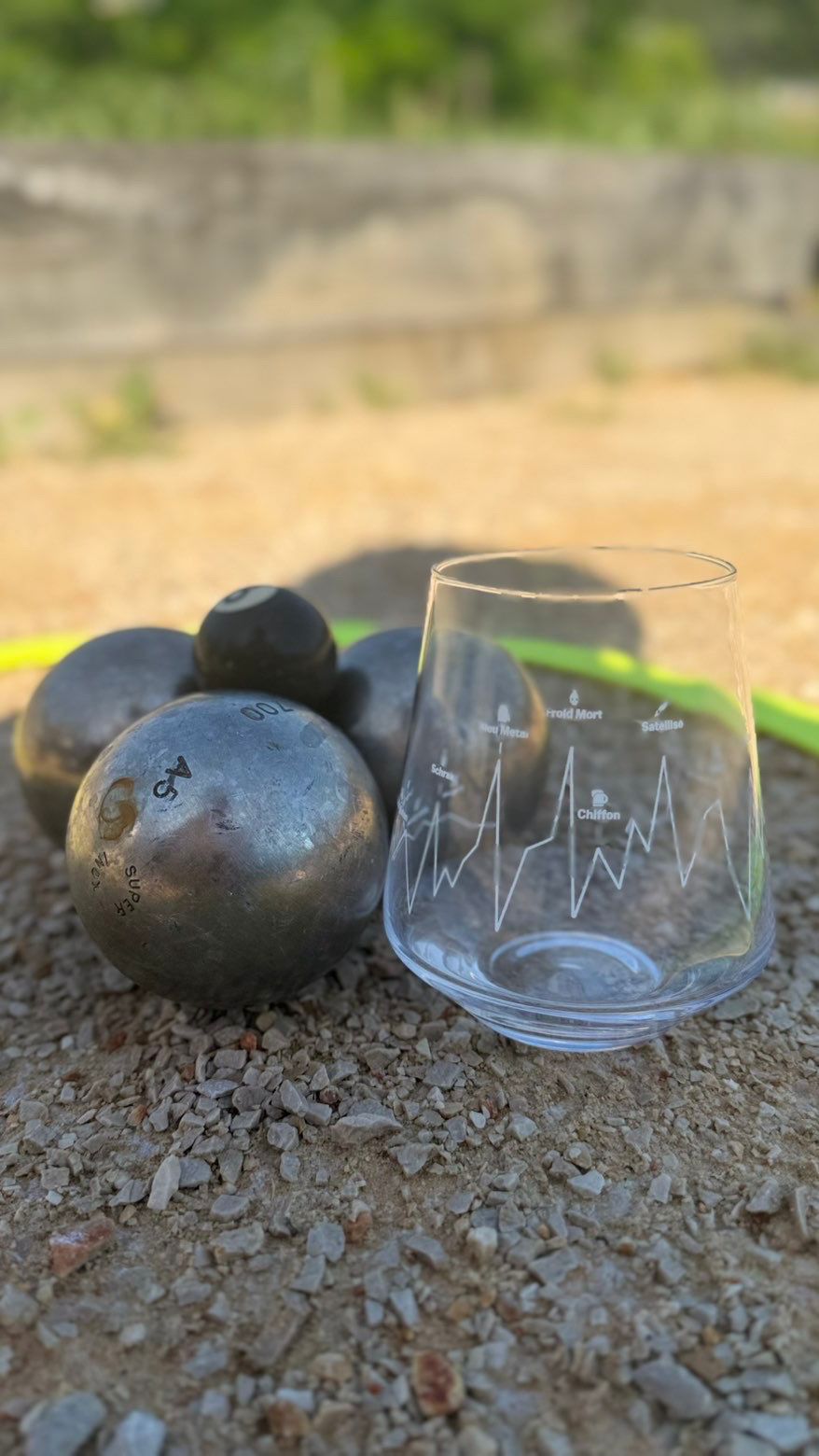 Verre Froid Mort et boules de p&eacute;tanque au soleil